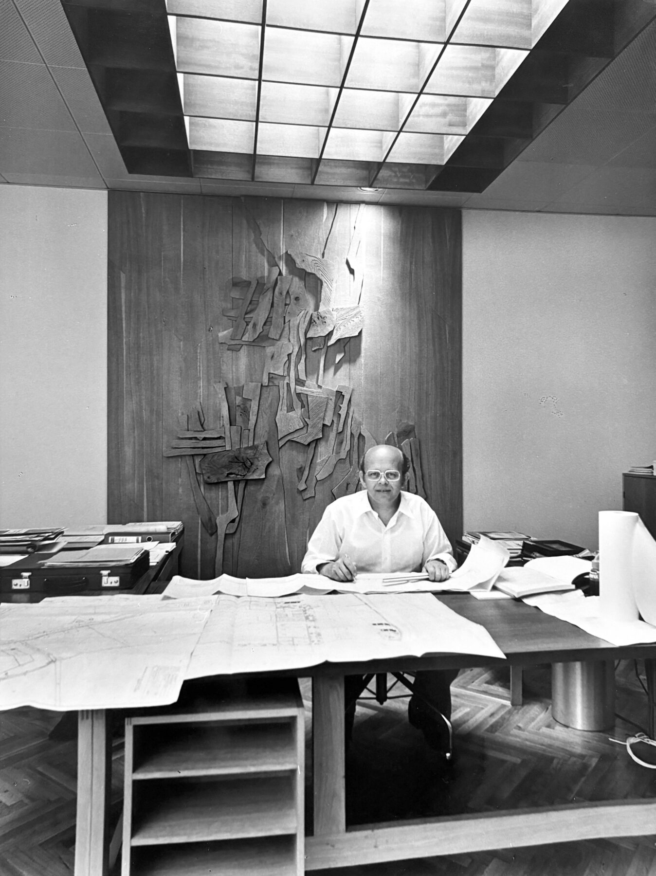 Rudolf Scheicher im ehemaligen Büro am Schöndorferplatz, Hallein