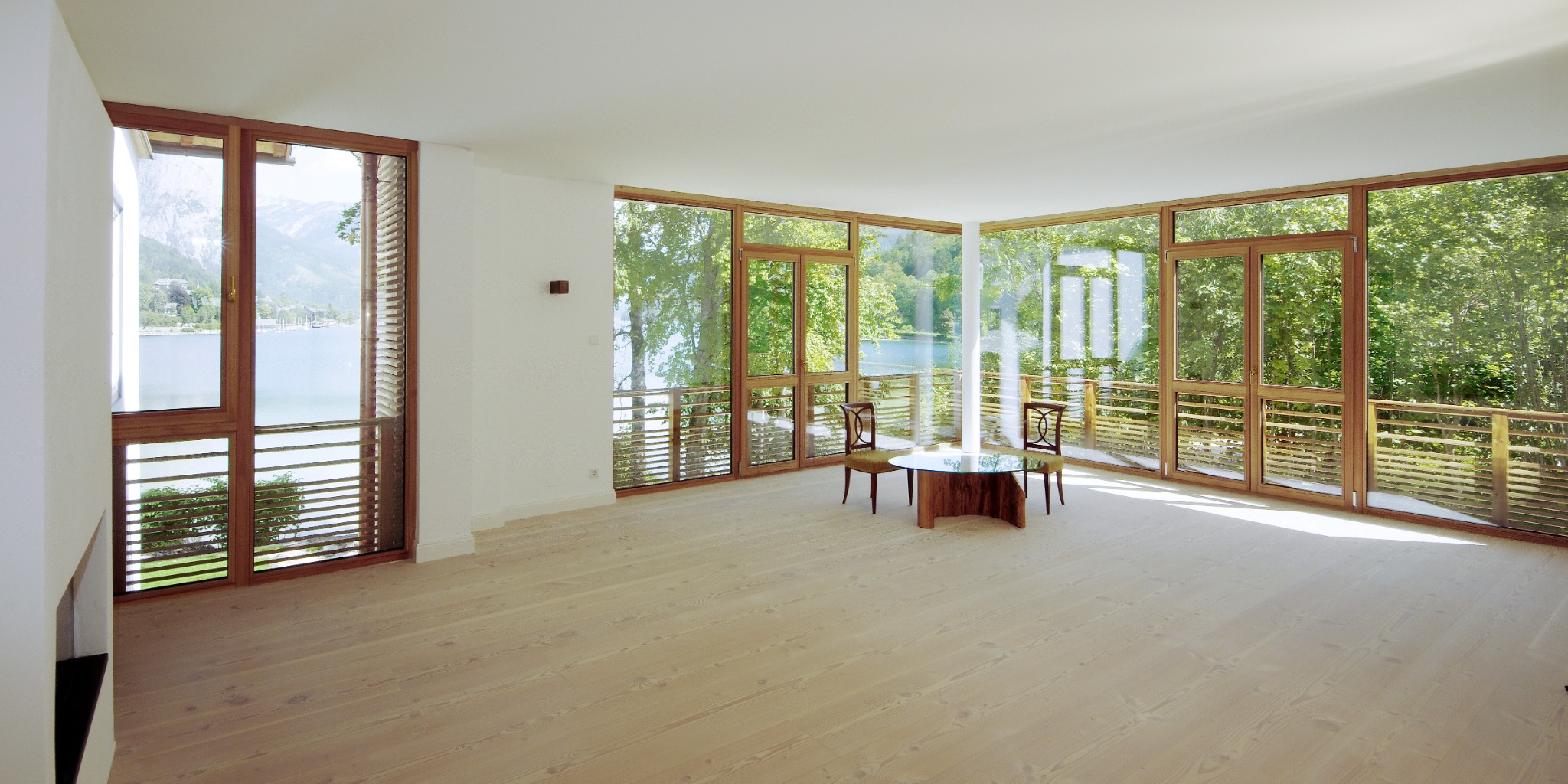 Villa Rebenburg – Wohnraum mit großzügiger Verglasung und Seeblick